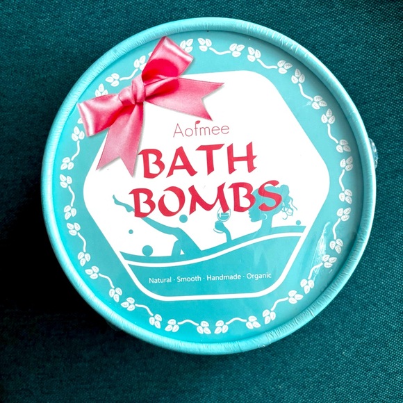 Organic Handmade Bath Bombs Set in Round Metallic Box - Picture 1 of 5